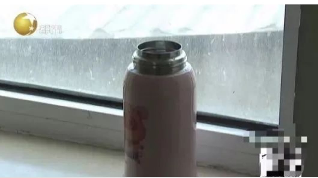 一名年僅17的月大的小男嬰伸進裝有滾燙熱水的保溫杯裡被燙傷,因奶奶誤信偏方加上延誤治療,差點小手不保。(圖/翻攝自遼寧廣播電視台)