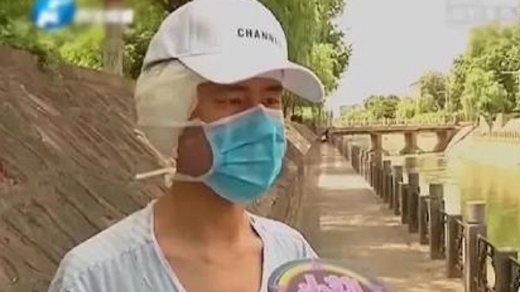 砰!電話講一半「藍芽耳機爆炸」 男右耳爛血狂噴