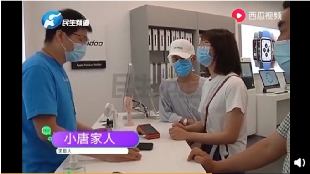 男子和家人到購買店家討說法。(圖/翻攝自民生頻道)