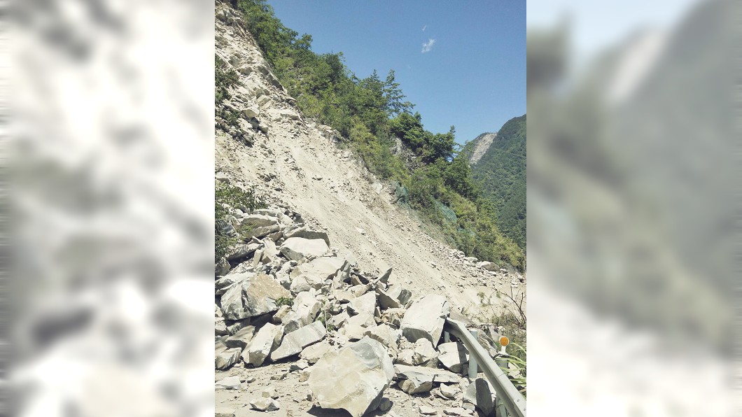 中橫便道上邊坡坍方　道路雙向阻斷搶修中
