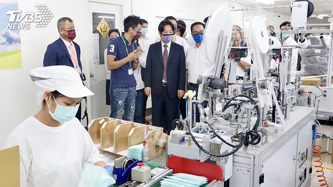 訪口罩國家隊高雄工廠 賴清德:給予掌聲鼓勵