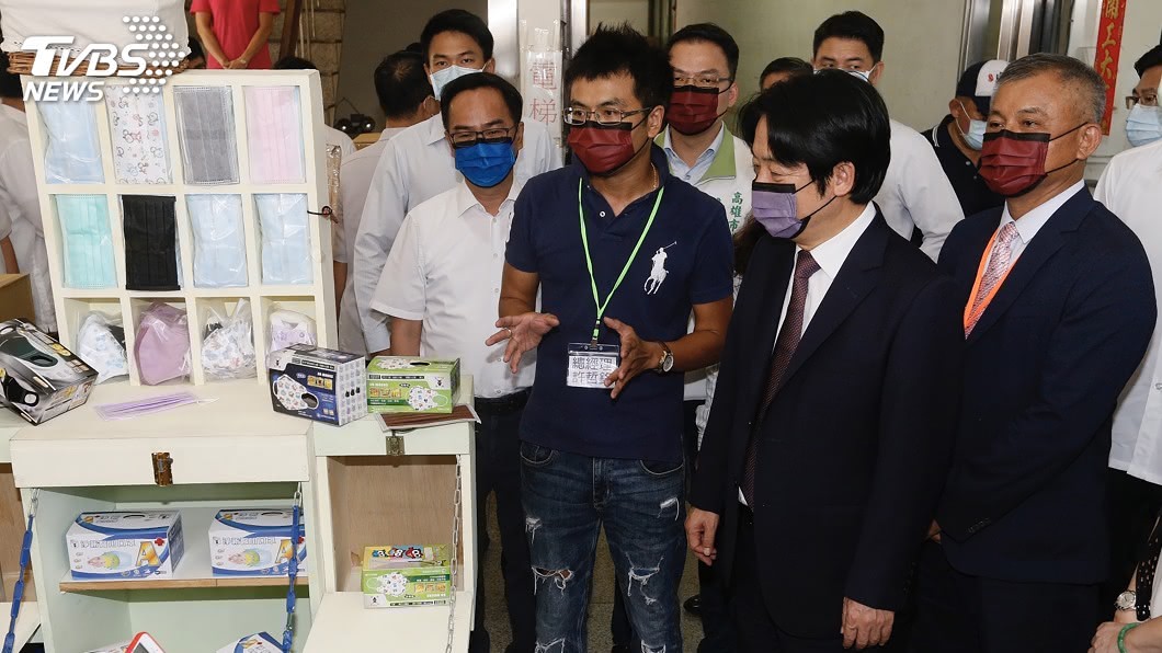 副總統賴清德今天參訪口罩國家隊的高雄工廠淨新科技公司。(圖/中央社)