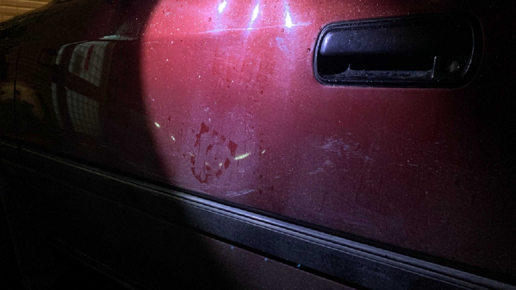 桃園一名清潔隊員嫌開車經過的婦人倒車速度太慢,竟爆氣踹車門。(圖/CTWANT授權使用)