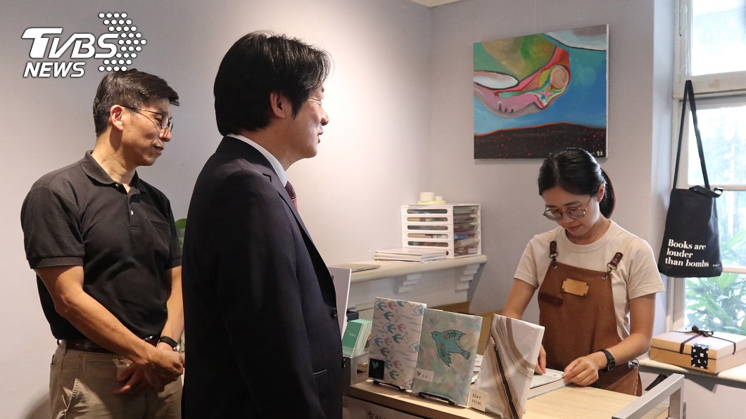 副總統賴清德自掏腰包買了一本書「台漫不死」作為支持。(圖/中央社)