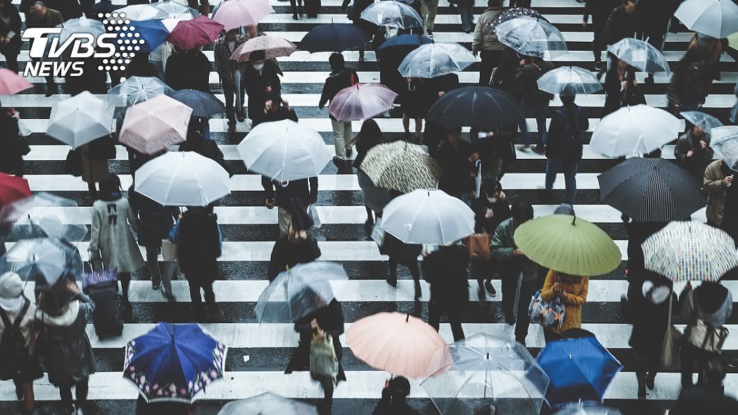 中央氣象局指出,梅莎颱風外圍環流帶來的雨勢將在傍晚趨緩。(圖/TVBS)
