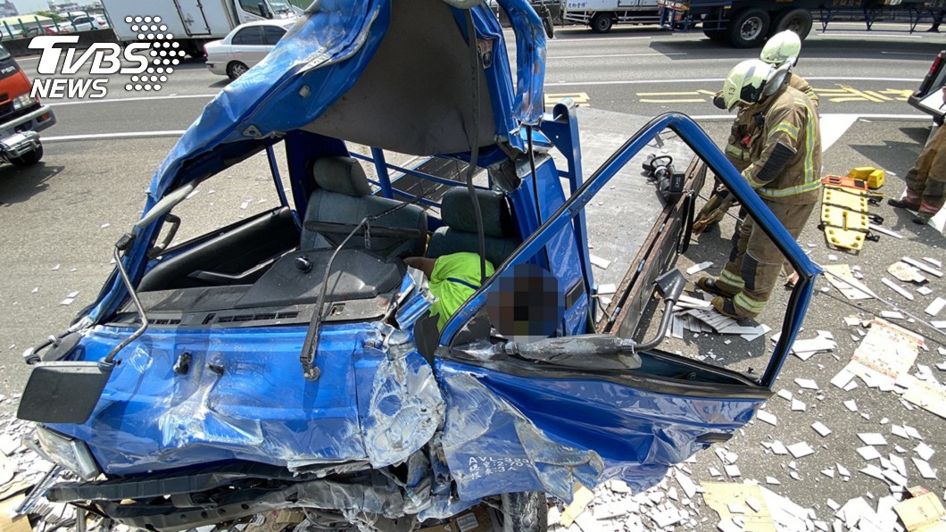 駕駛自撞拋車外頭骨裂亡 國道1號台南段1死1傷