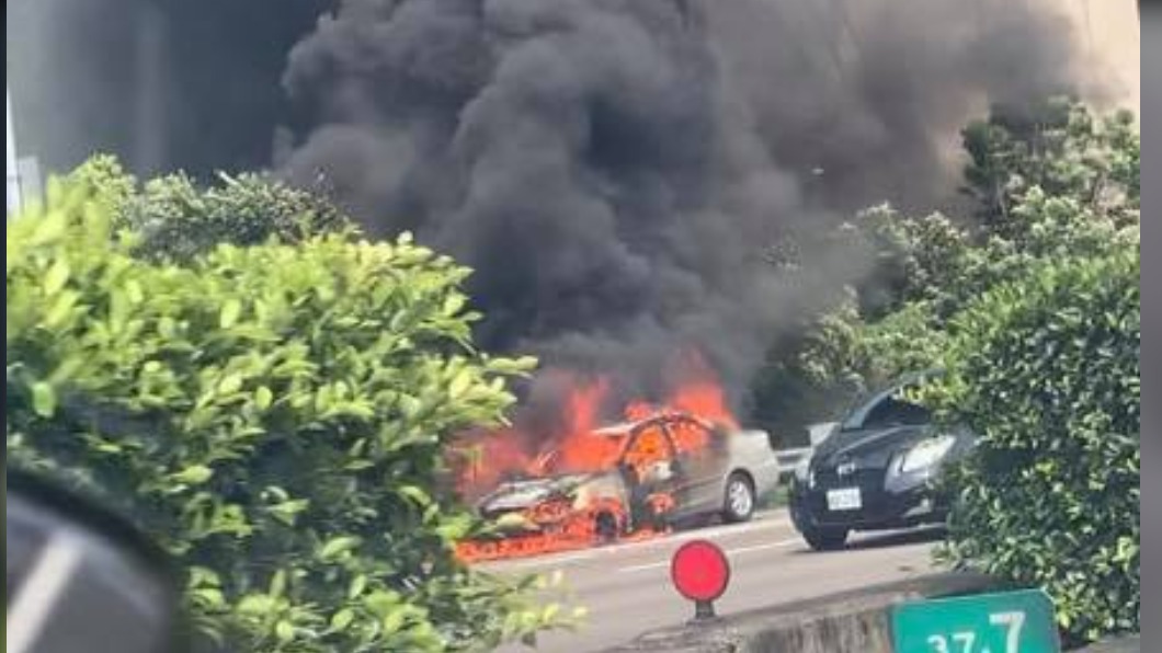 國1南下段驚傳火燒車 濃濃黑煙沖天