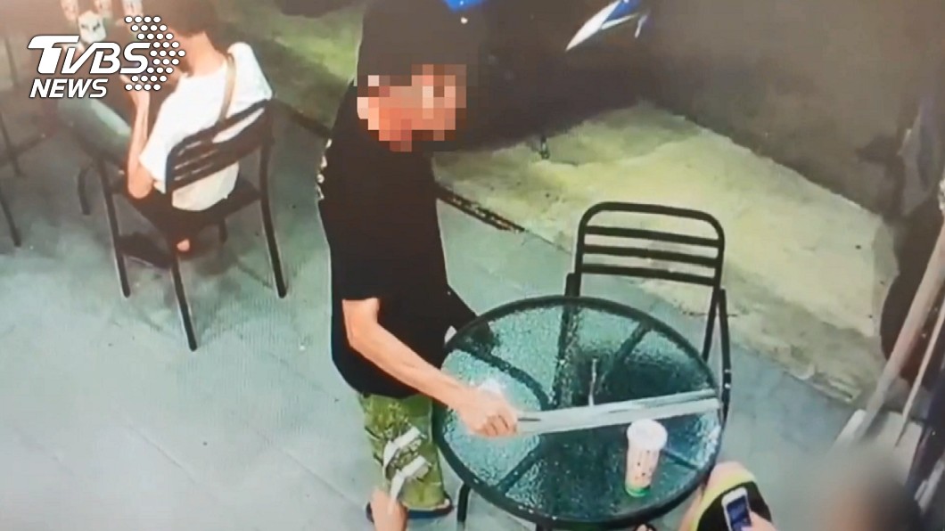 被鄰桌忘我歌聲惹怒！男咖啡店失控揮刀嗆閉嘴