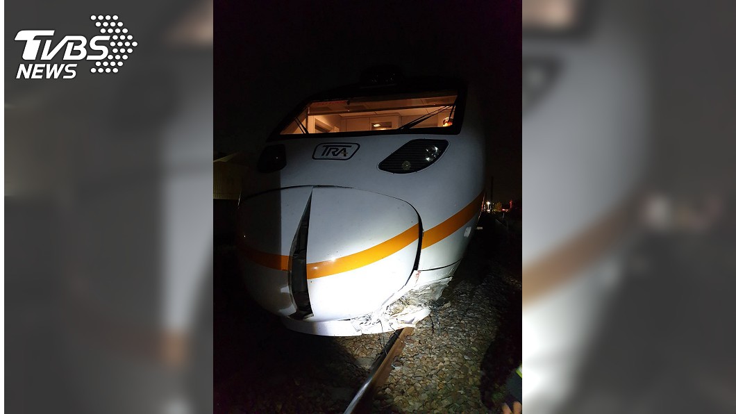 疑設備故障!男駛入平交道柵欄才降 車頭全毀所幸無傷亡