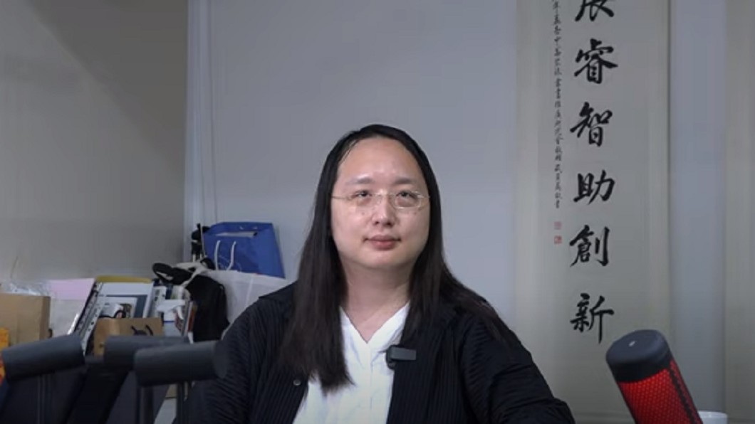 政務委員唐鳳應網友邀請拍攝畢業影片。(圖/YouTube)