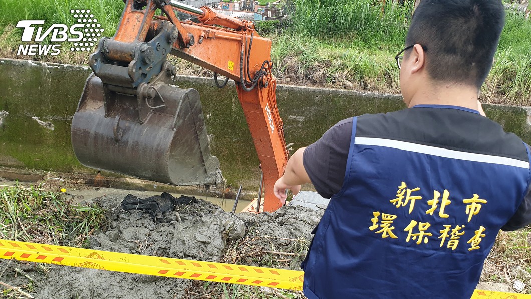業者疏浚河道偷埋廢棄物 新北環保查獲送辦