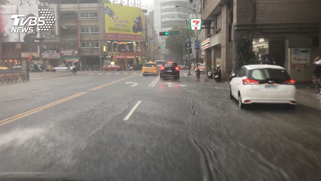 雨彈強襲!全台17縣市豪雨或大雨特報 注意瞬間雨勢