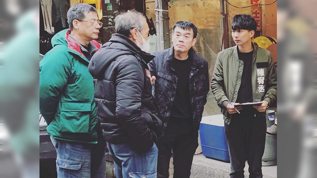 苗博雅公開多張照片,指台北市政府官員為宣傳台北燈節所製作、穿在身上的軍綠色外套,台灣民眾黨發言人陳宥丞(右)等人也有。(圖/苗博雅提供)