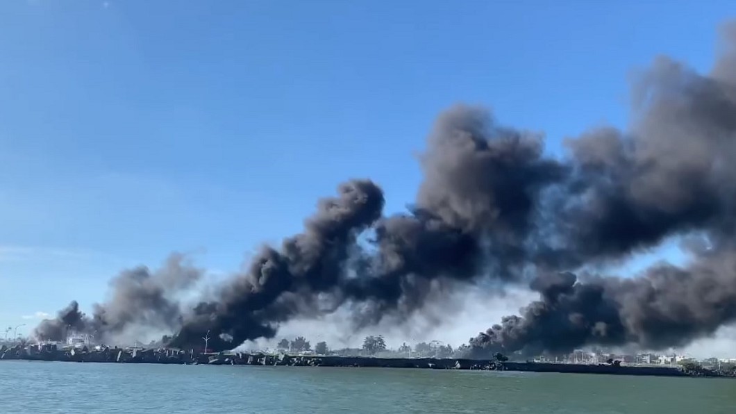 屏東鹽埔漁船爆炸 烈焰濃煙竄天際...連高雄都看得見!