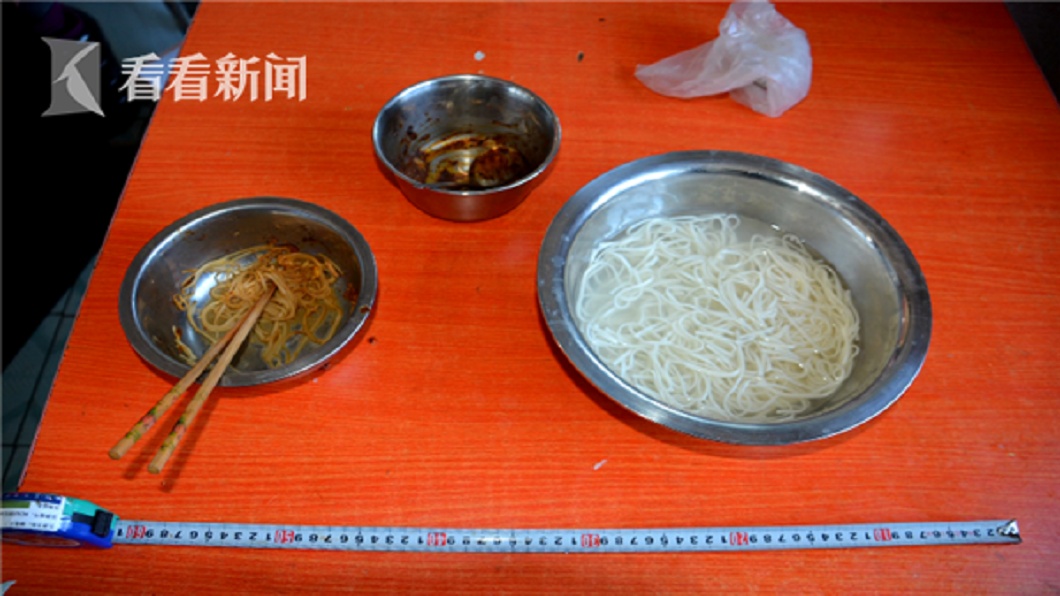 不少被害人反應,竊賊都會在偷竊他們家中食物,甚至還直接在家裡煮來吃。(圖/翻攝自看看新聞)