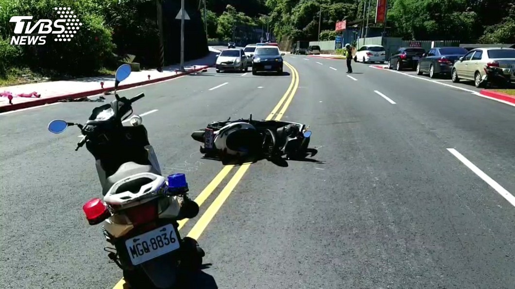 機車雙載過彎撞上路燈桿 少年不治少女受傷