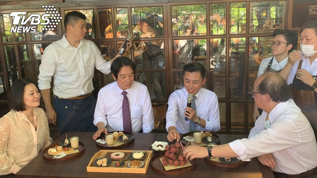 新竹市長林智堅帶領副總統賴清德品嚐在地食材創新料理。(圖/中央社)