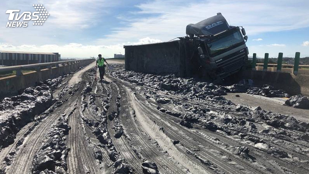 台61線觀音段砂石車翻覆 土石佔滿車道交通中斷