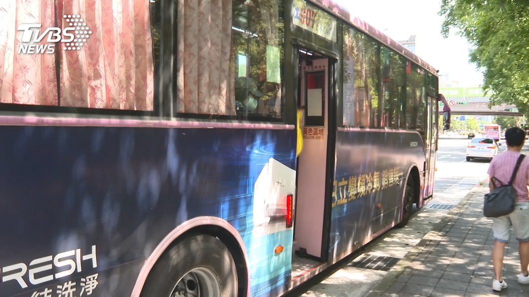腳才跨上公車門就關了 台大教授被拖行數百公尺
