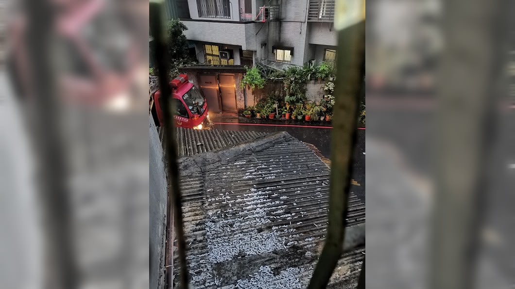 永和日前發生一起火警,起因就是樓上住戶亂丟菸蒂。(圖/袁立誠授權使用)