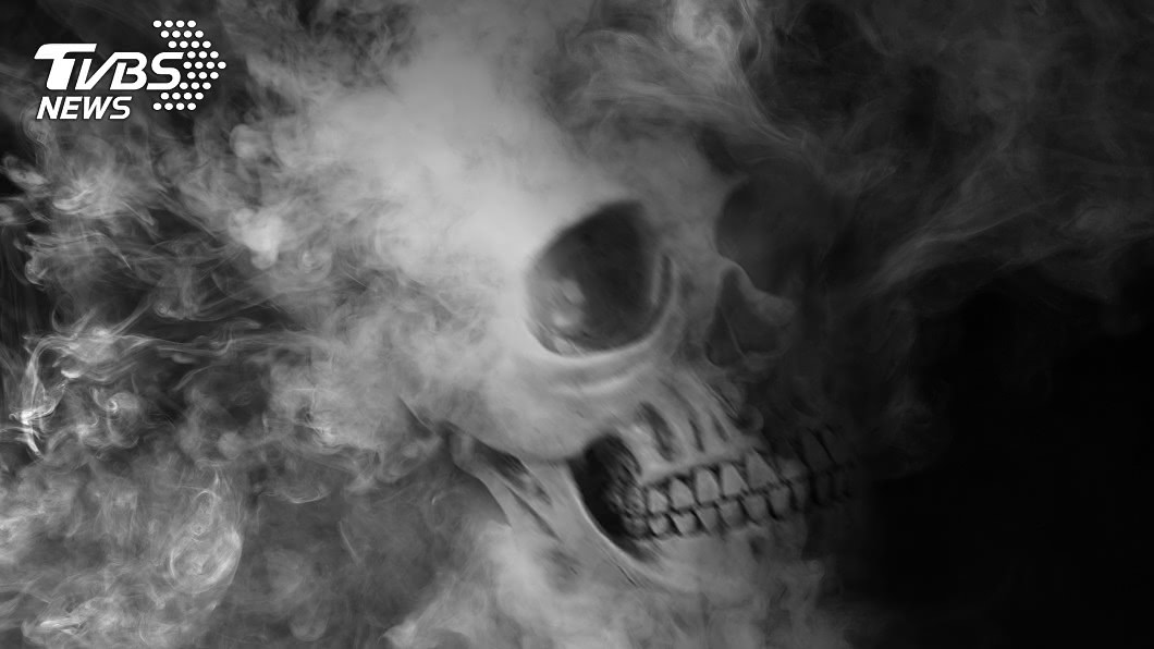 不滿被罰錢!男潑「化骨水」報復 老翁全身冒煙慘死