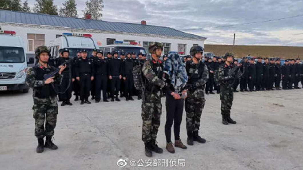 男子的岳父得知後大怒,持槍轟斃女婿後逃亡幾天,終於落網被逮。(圖/翻攝自微博)