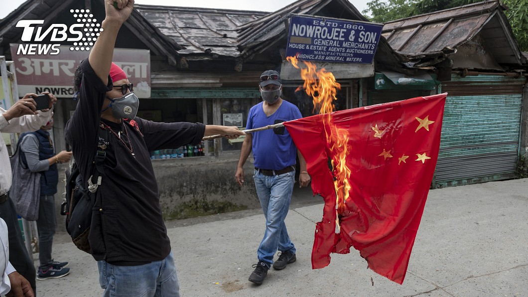 邊境紛爭爆「反中潮」 印度群眾燒毀五星旗