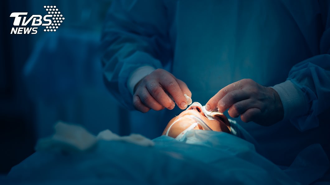 女微整型腦中風昏迷 庸醫衝出手術房:人叫不醒