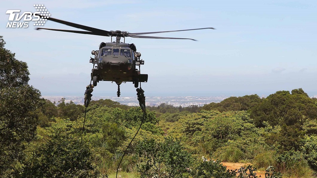 UH-60M黑鷹直升機也參訓，特戰人員進行垂降。（圖／中央社）