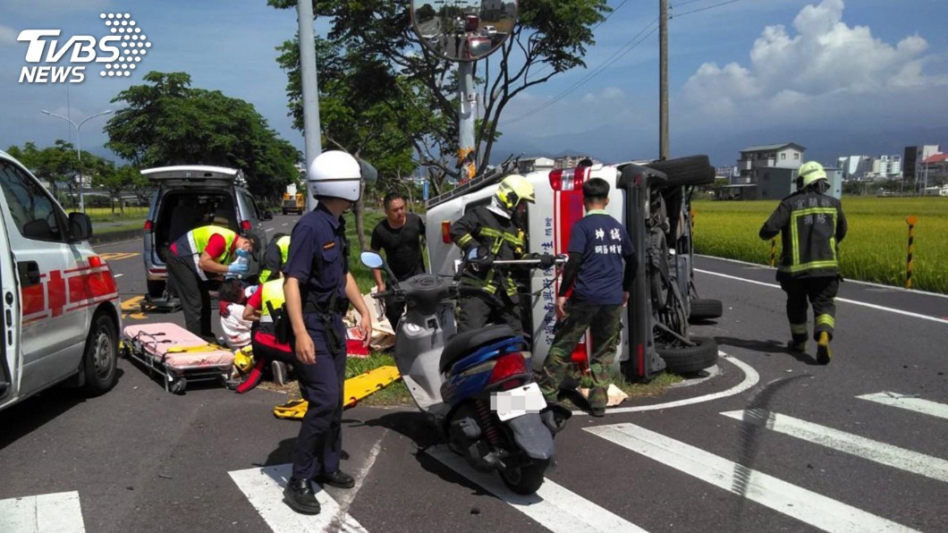 宜蘭救護車遭撞翻釀4傷 1消防員需開刀治療