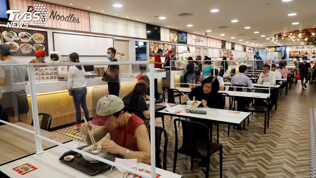 新加坡第2階段解封 深夜湧現民眾外出用餐