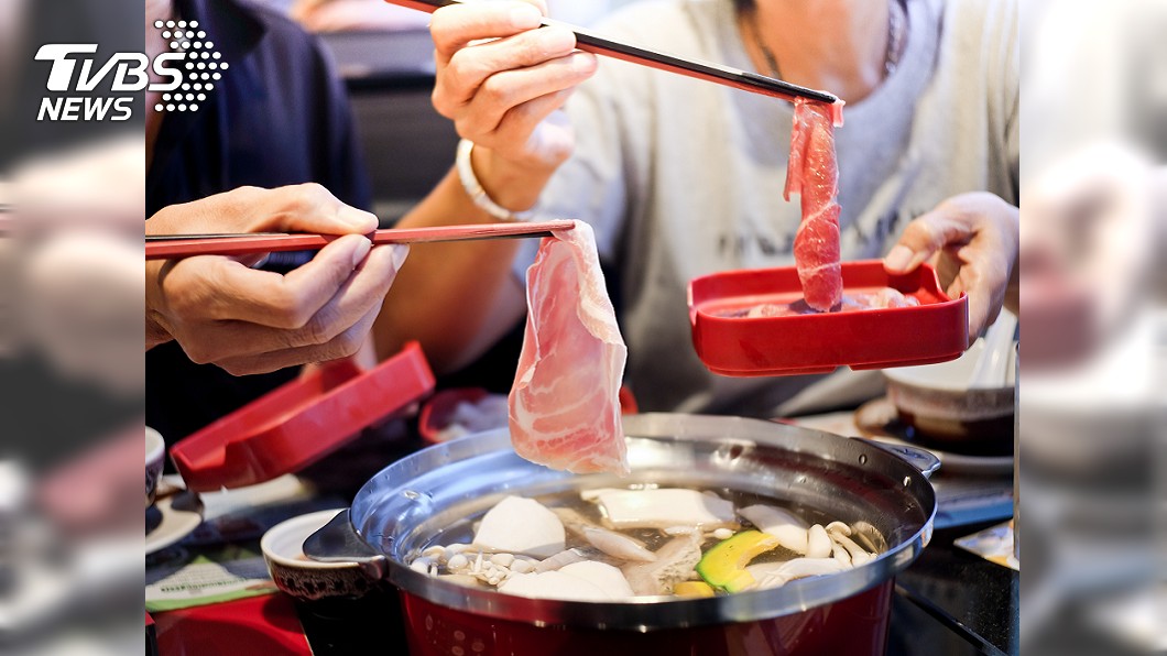 吃火鍋「打卡送肉」!人妻叫兒拿手機 竟遭婦人嗆:寒酸