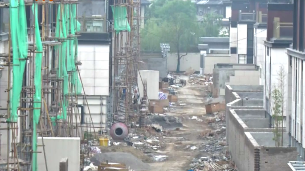 男砸5千萬買豪宅 苦等2年交屋傻眼:根本垃圾場!