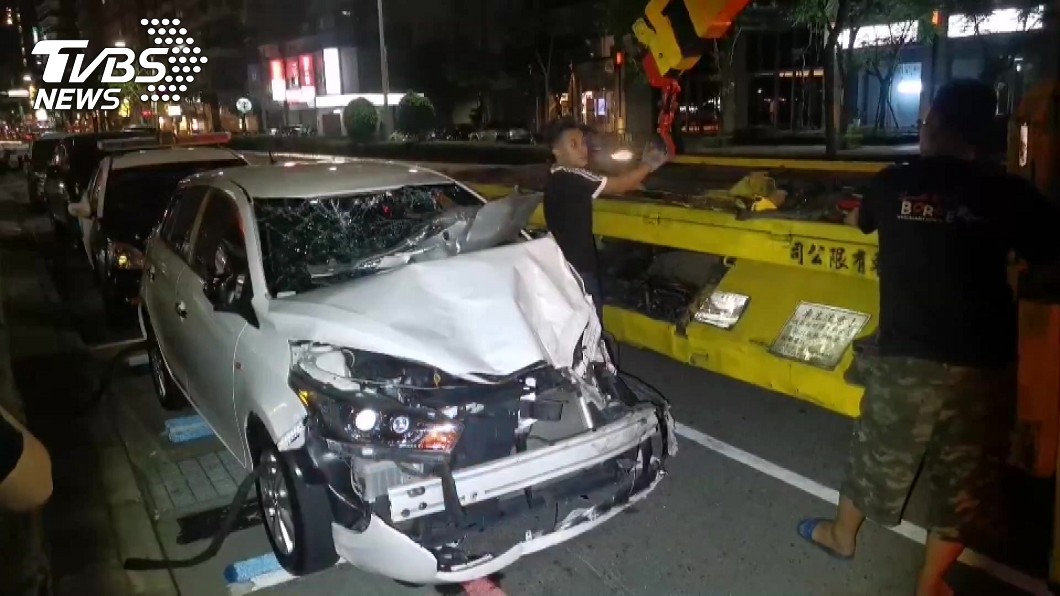 女駕駛遭持刀架脖搶劫 受驚爆衝亂撞1重傷1命危
