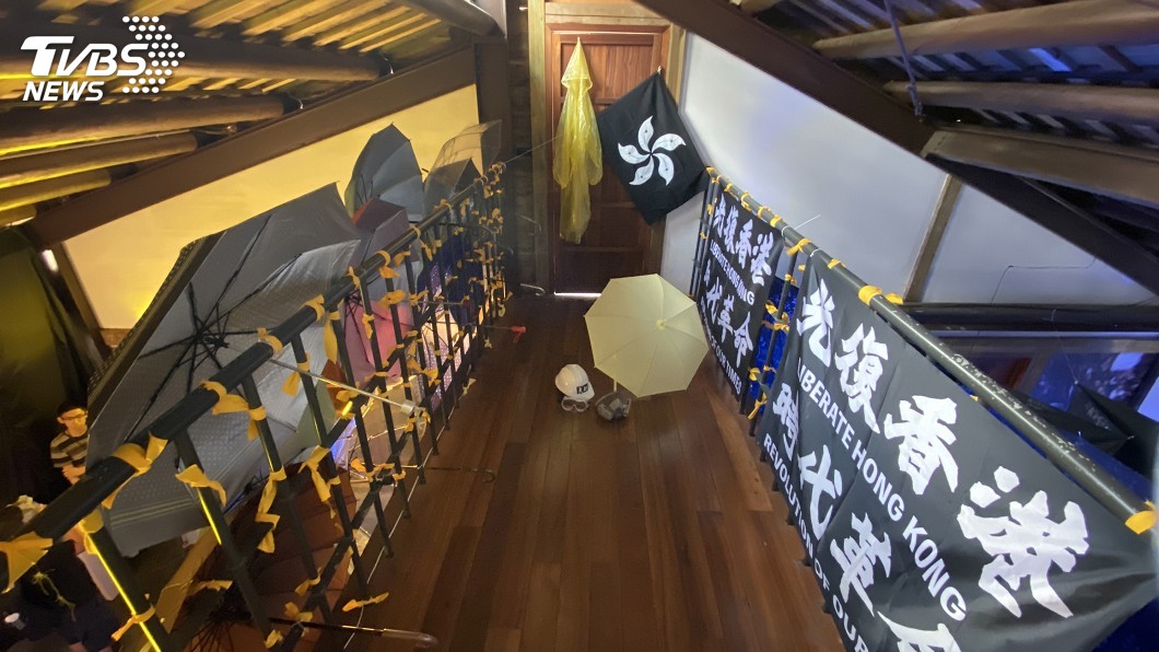 在台港青團體「邊城青年」籌劃展覽,期盼透過具「反送中」意象的作品,向大眾展現「若水穿石」的抗爭精神。(圖/中央社)