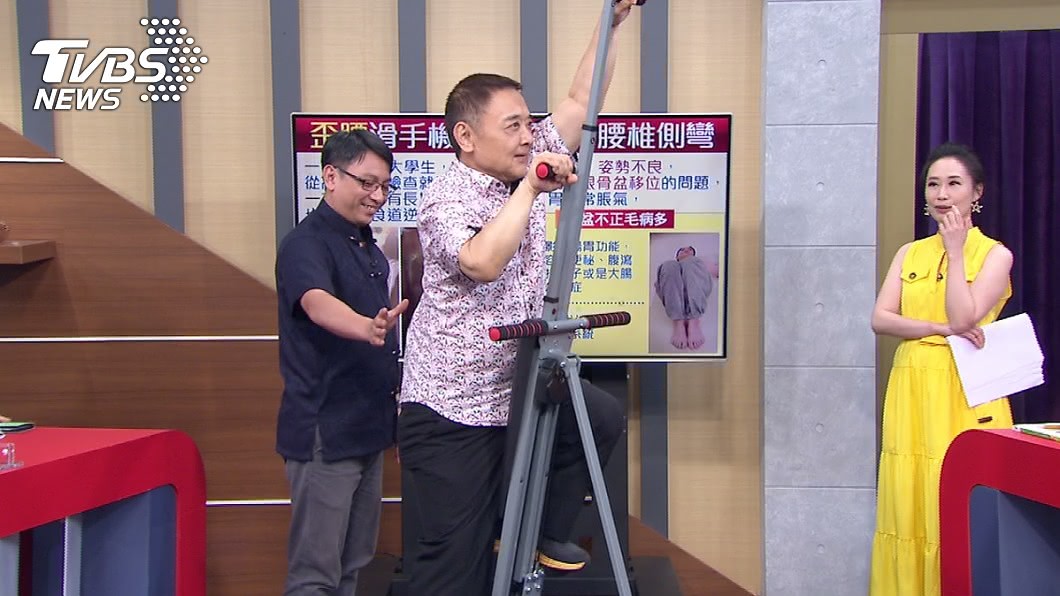 小亮哥挑戰攀爬機,因機器過高,略顯吃力。(圖/年代提供)