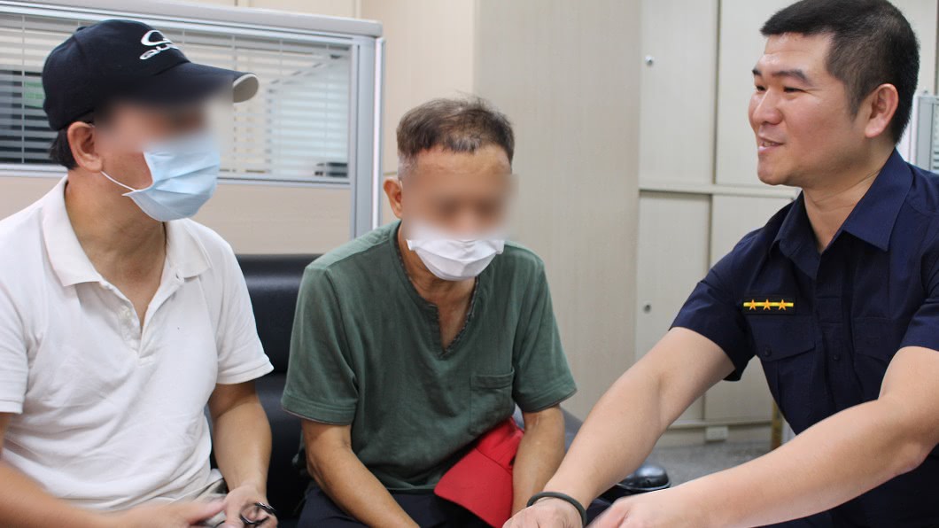 尋人高手王閔南查詢上千筆資料，助死亡18年的無名屍落葉歸根。（圖／警方提供）