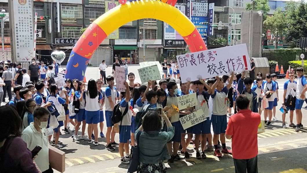 畢業典禮抗議校長包庇廠商 桃園教育局介入調查