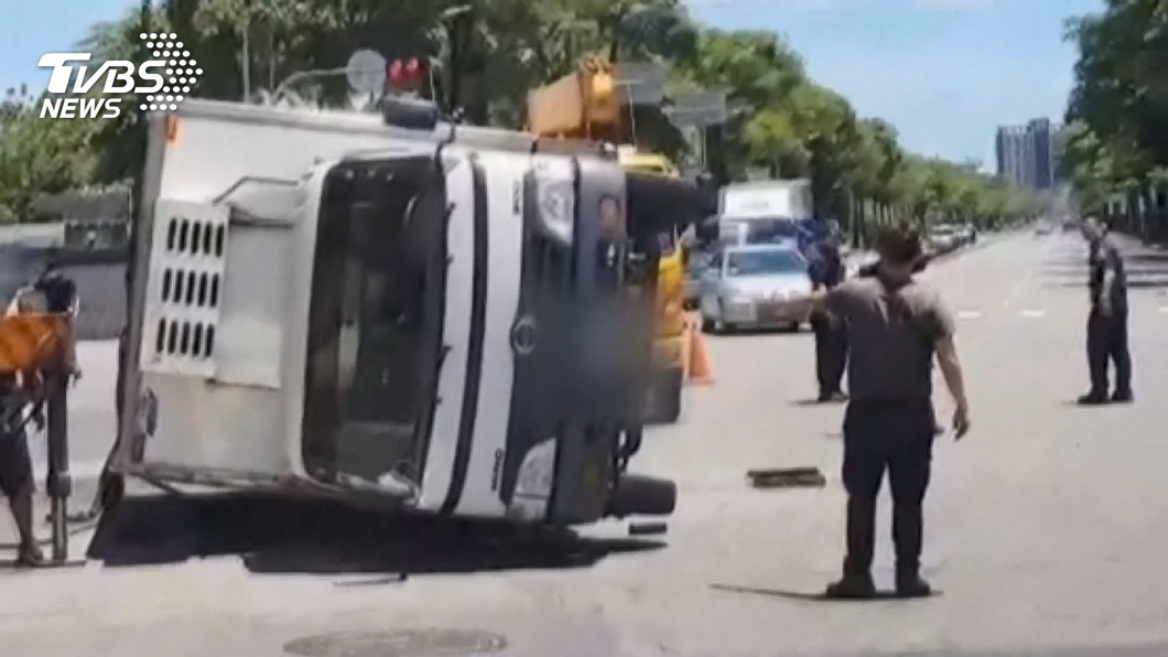 蔡總統勞軍 車隊抵達前10分貨車驚險翻覆