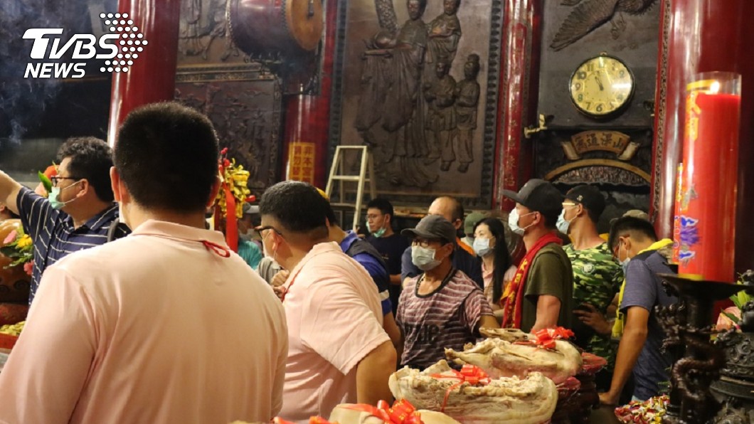 信眾湧入鎮瀾宮 戴口罩迎接大甲媽祖回鑾