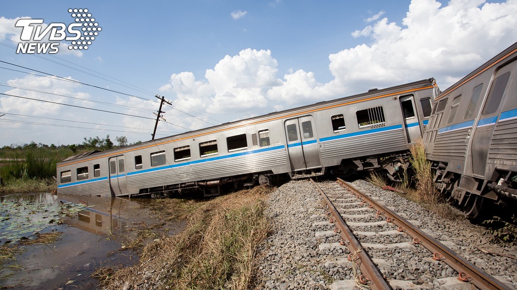 「石頭放鐵道」害列車出軌 日10歲男童:我在做實驗