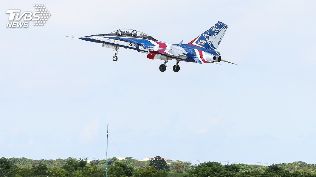 國機國造歷史新頁！　勇鷹高教機清泉崗成功首飛
