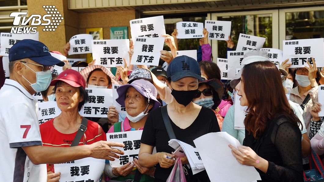 抗議改建雙連帶狀公園　攤商自救會：「柯」政猛於虎