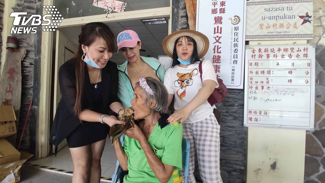 越南籍新住民愛心不落人後 送粽給偏鄉獨居長者