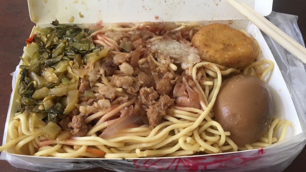 CP值爆表！「超飽足炒麵」僅30元　店址曝光網暴動