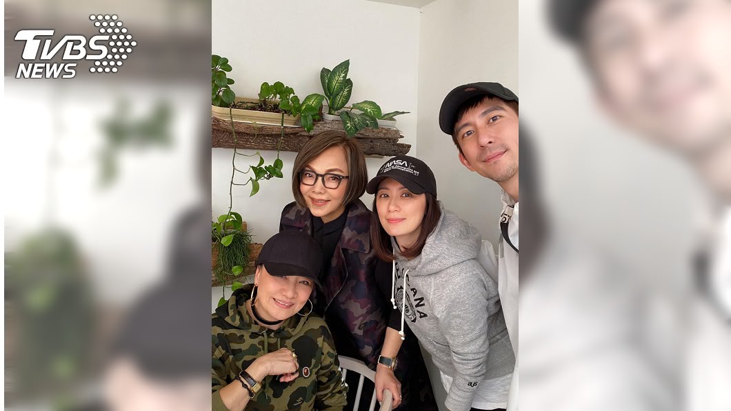 睽違小螢幕十年,比莉(圖左)將回歸演出影集,林莉(左二起)、賈靜雯、修杰楷說服她演出。(圖/草舍文化提供)