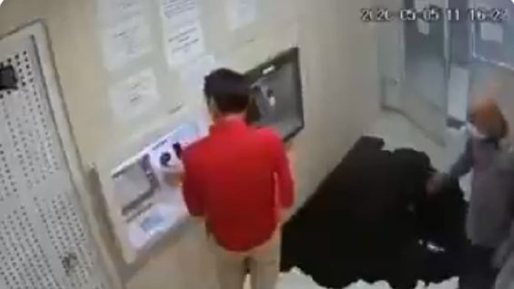 伊朗1名男子在提款時，地板上突然冒出一大片石油，後面進來的男子看到也驚呆了。（圖／翻攝自推特）
