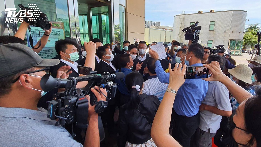 自救會到場抗議 華映股東會外爆衝突推擠
