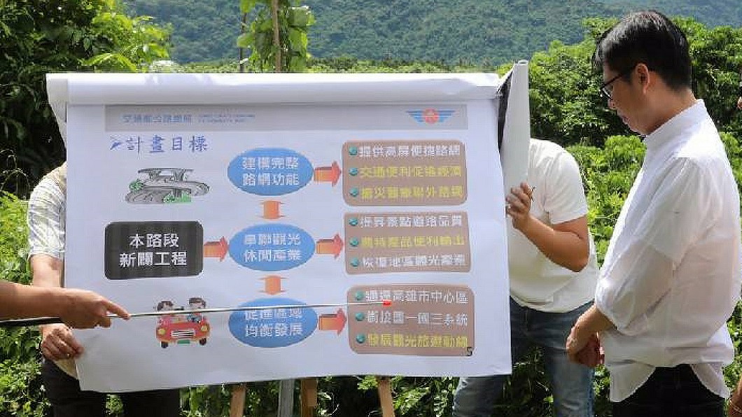 陳其邁走訪偏鄉並關切國道10號延伸六龜案。(圖/陳其邁競選辦公室提供)