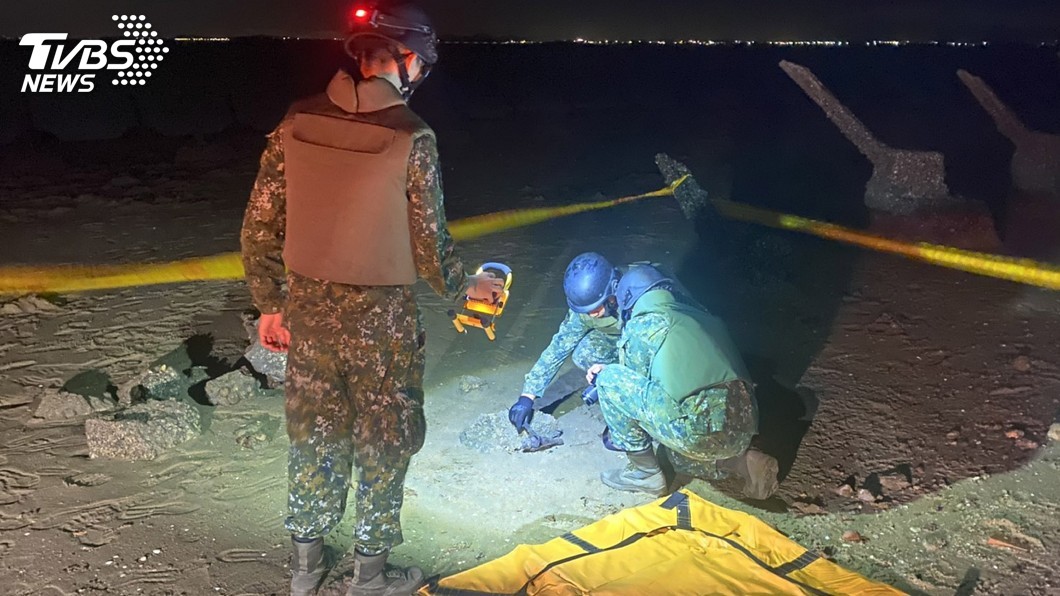 海巡在金寧鄉沙崗農場岸際發現一枚疑似未爆彈。(圖/金門岸巡隊提供)